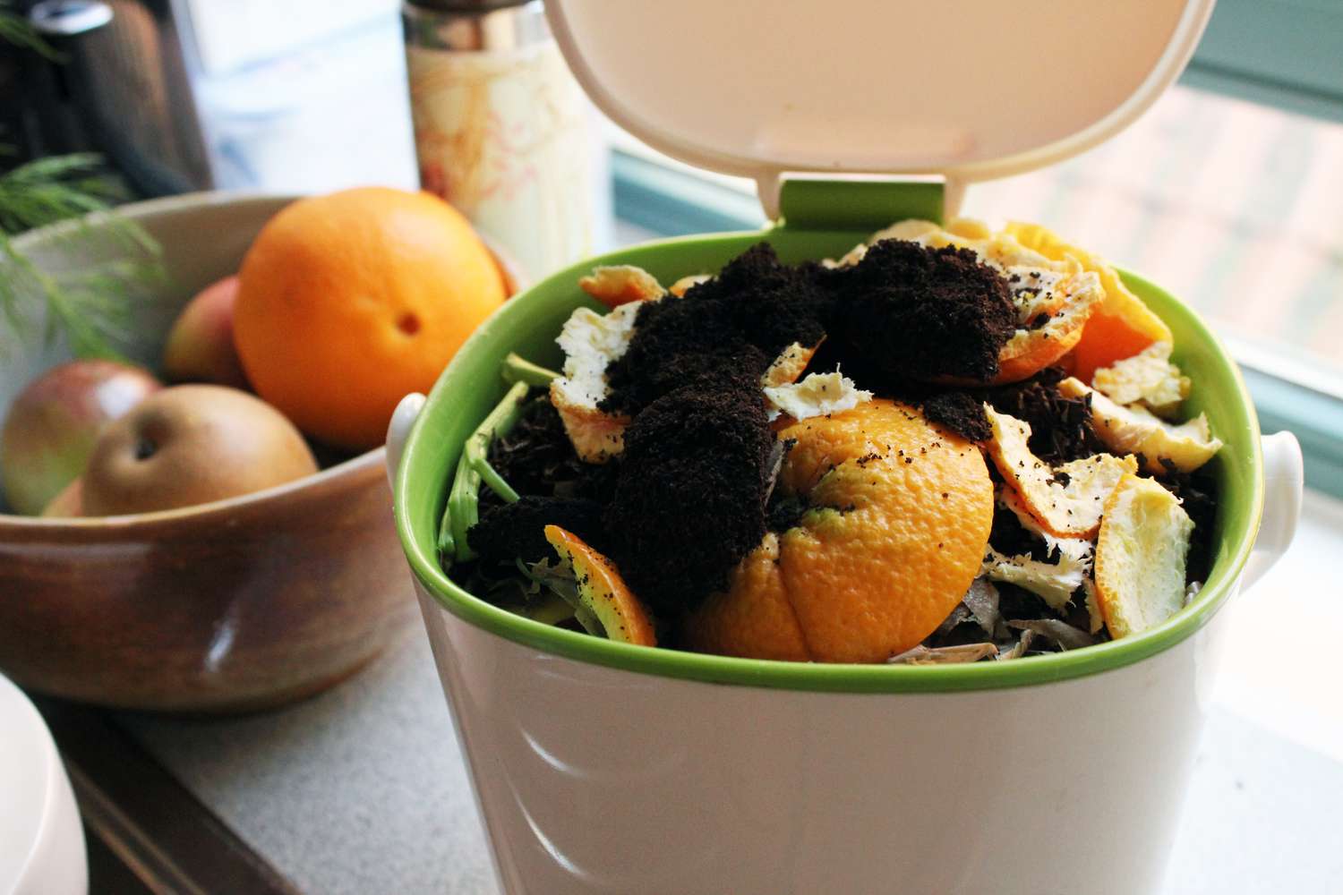 kitchen compost bucket