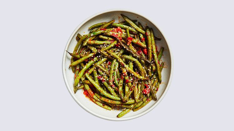 harissa-roasted green beans topped with sesame seeds
