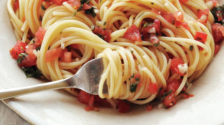 Pasta with Fresh Tomato Sauce 