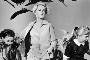 Tippi Hedren in a scene with birds flying overhead