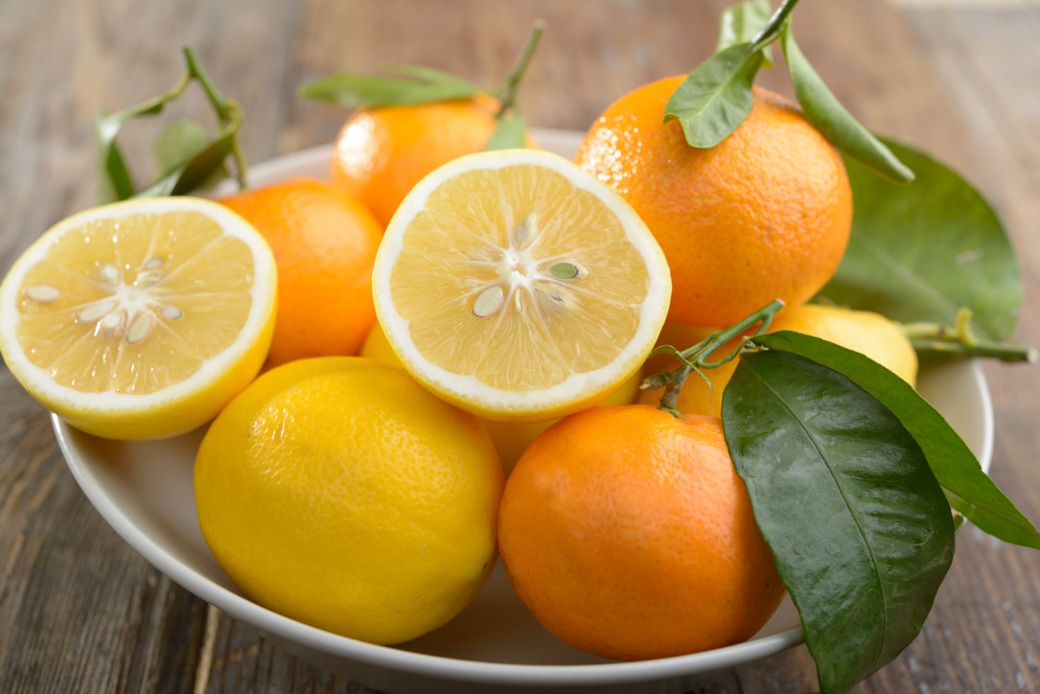 Lemons and mandarin oranges in a bowl