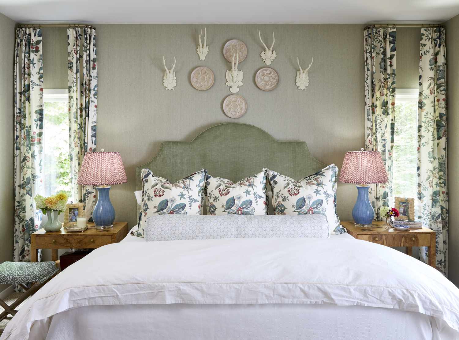 Drapery and Small Art Decor in Bedroom 