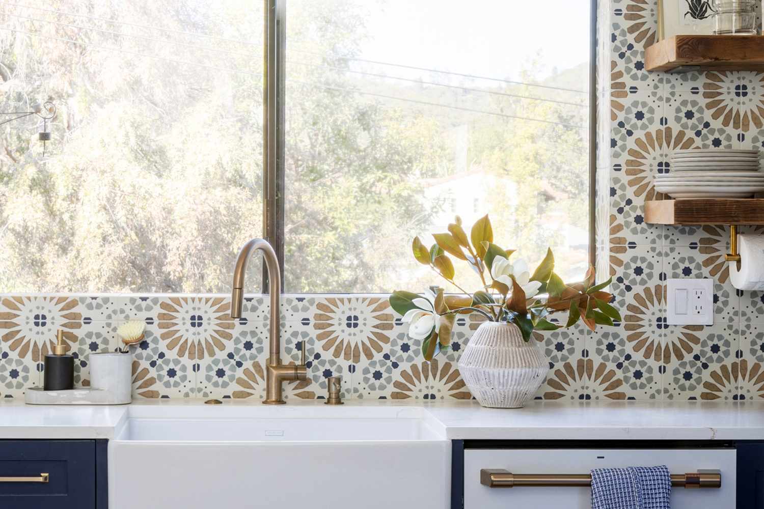 Patterned backsplash in kitchen