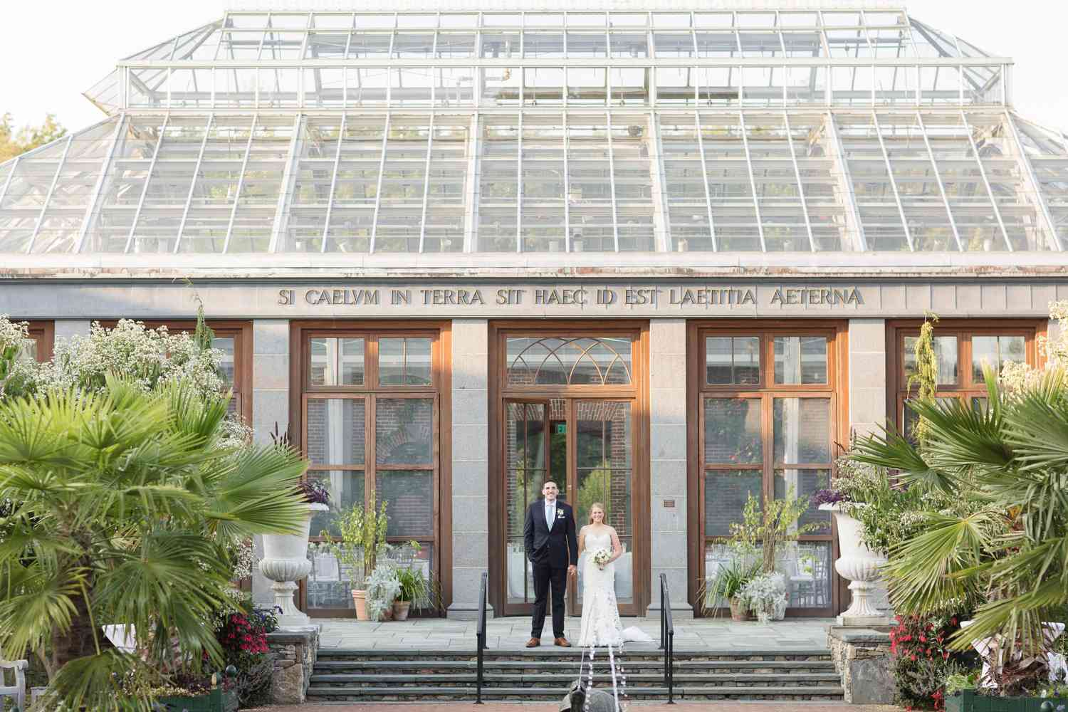 botanic garden wedding couple