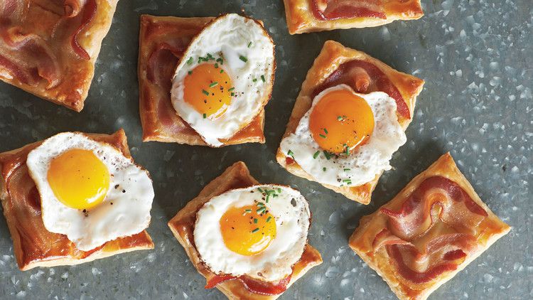 fried-egg-and-bacon-puff-pastry-squares-md109548.jpg