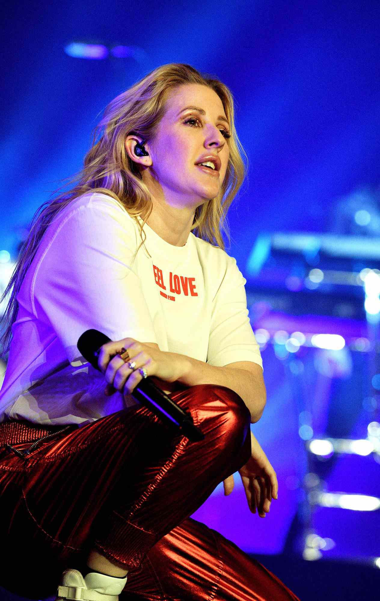 ellie goulding performing engagement ring
