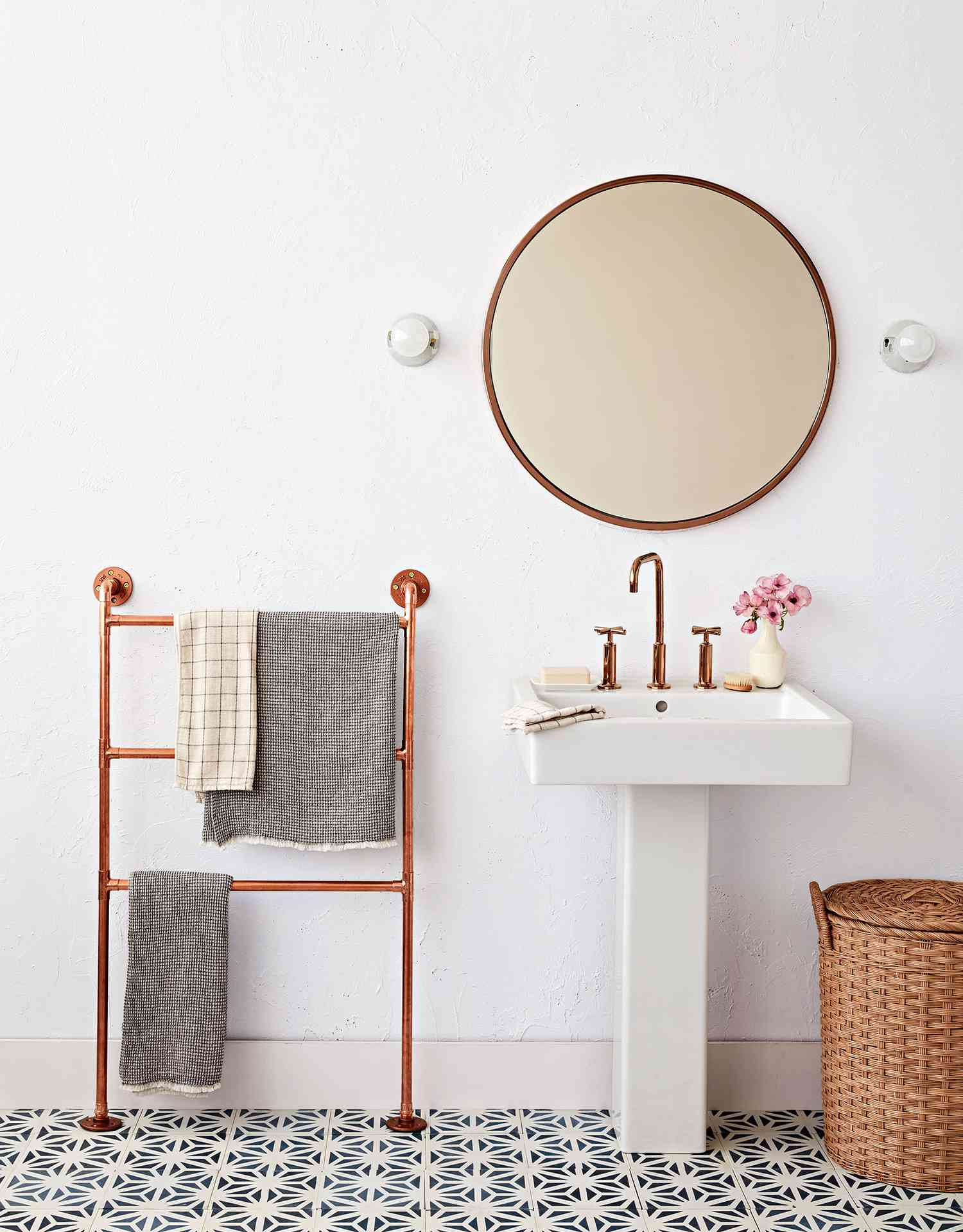 copper-pipe towel ladder in bathroom8BIM