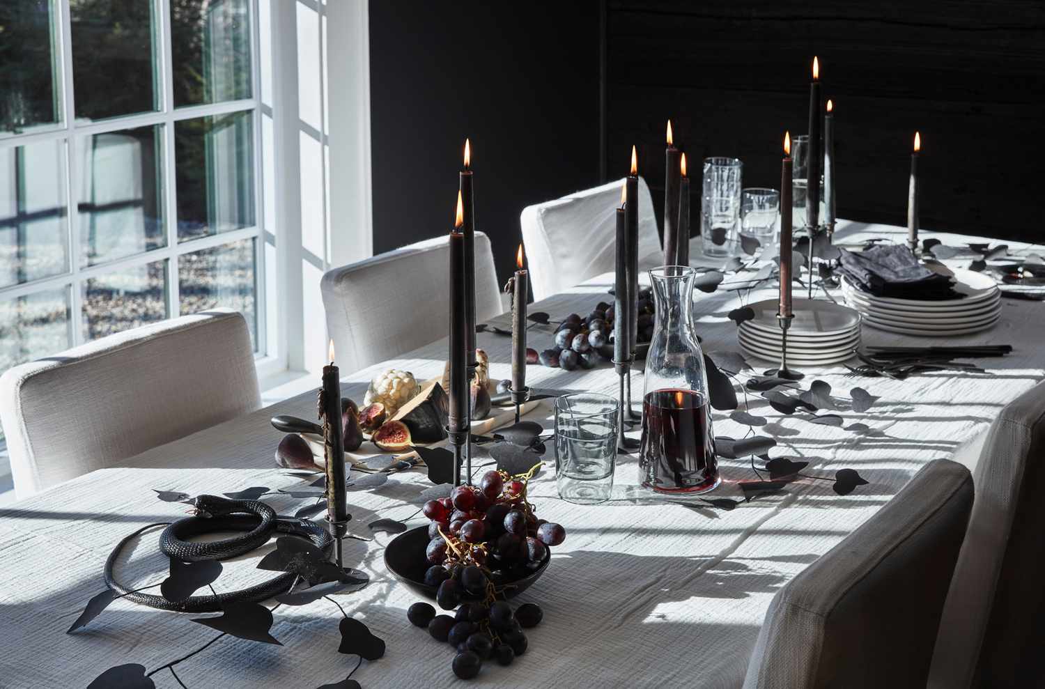 creeping vine tablescape with black candles