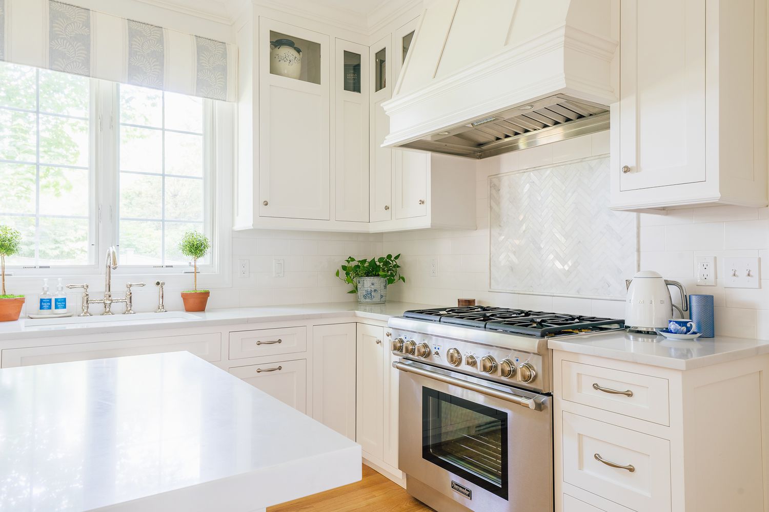 varied marble tile design backsplash