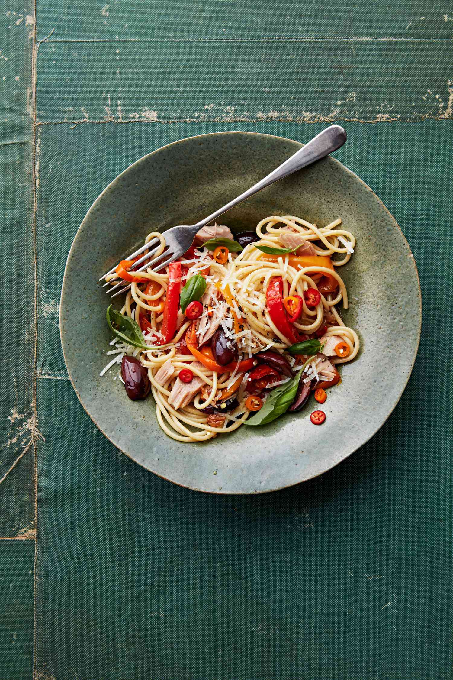 spaghetti peperonata with tuna and olives