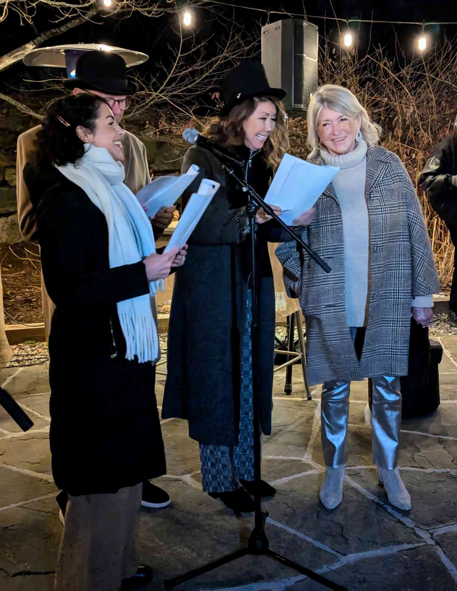 decorvow Christmas caroling