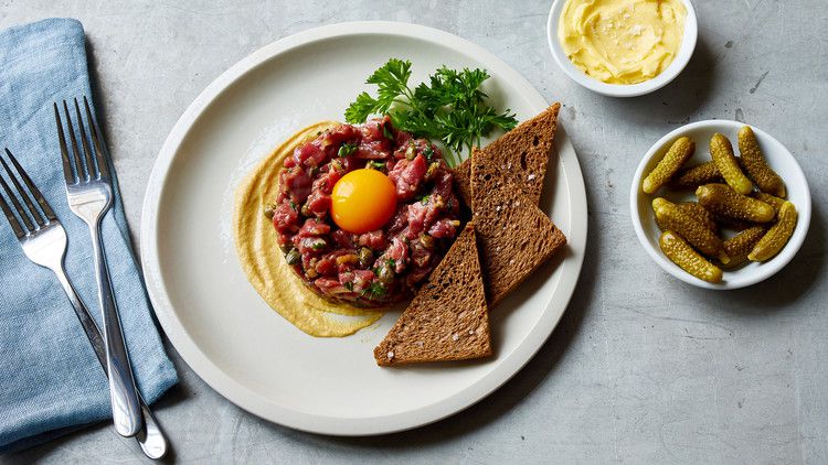 steak tartare with brown bread