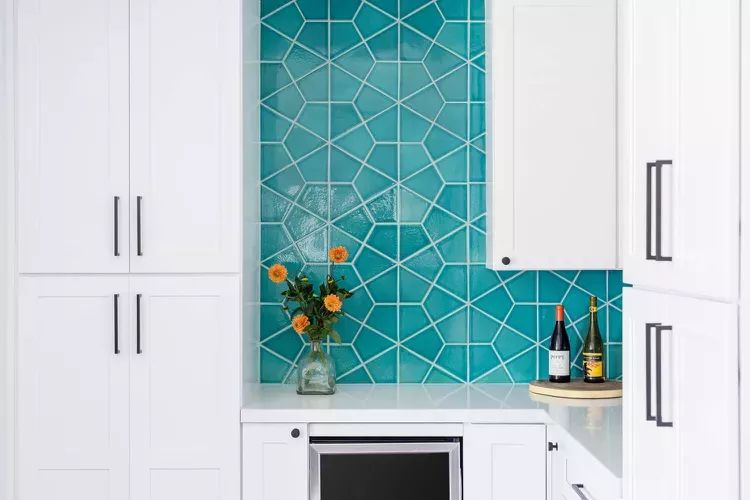 clean countertops in the kitchen 