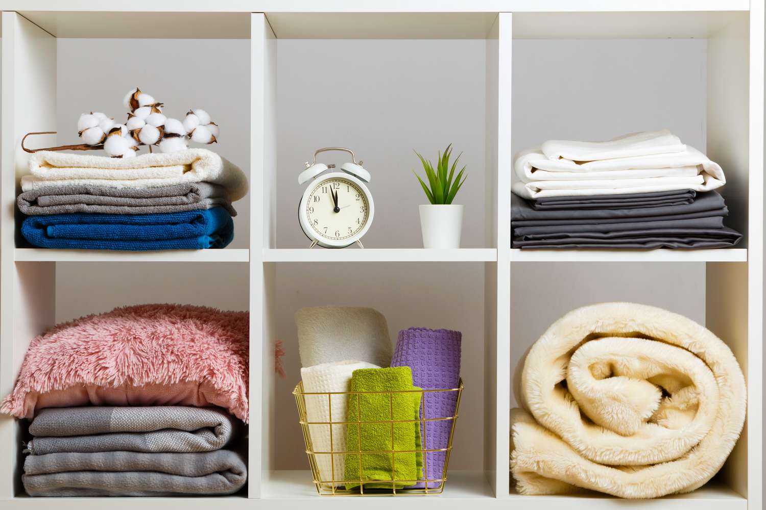 Organizer stand for bedding