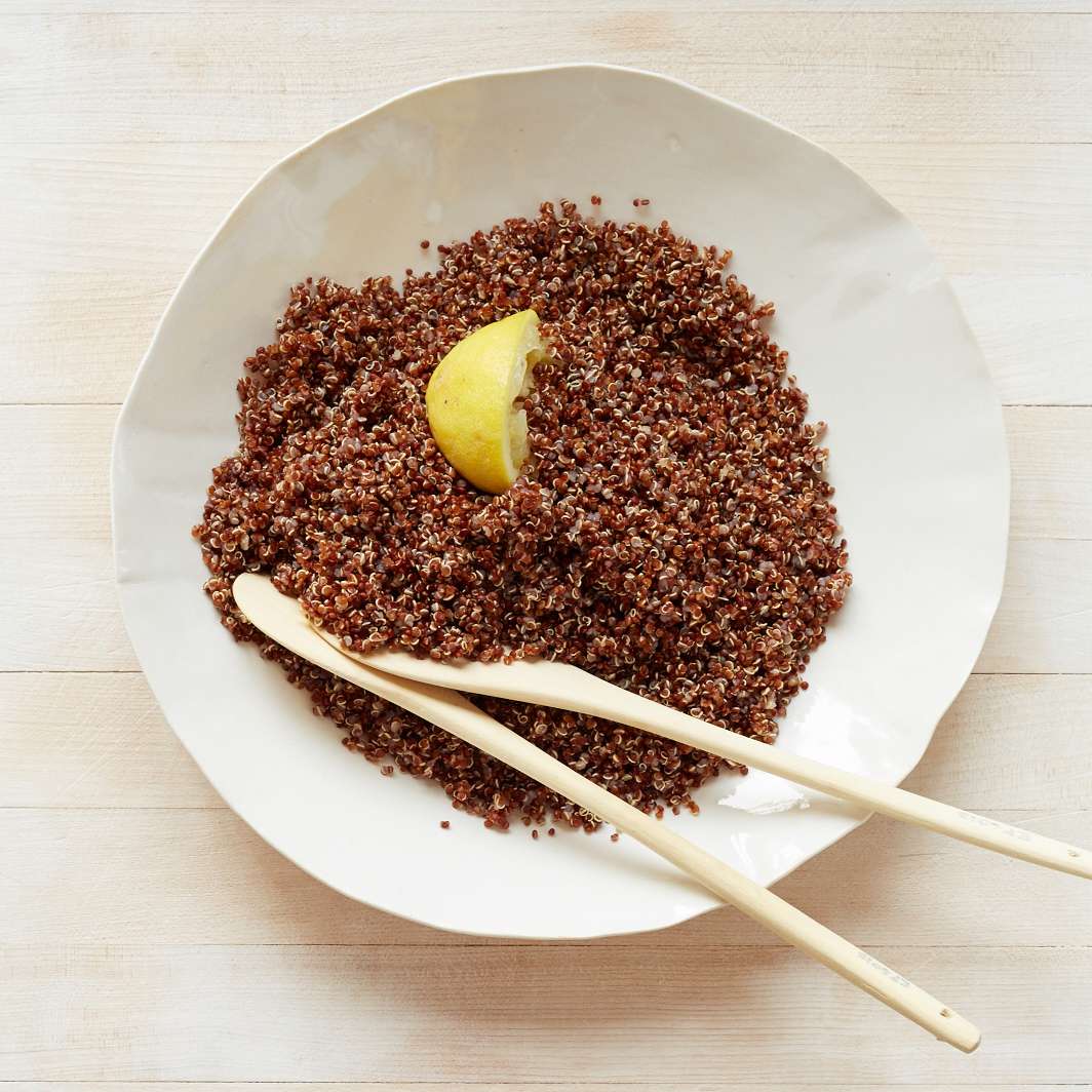 bowl of red quinoa with slice of lemon