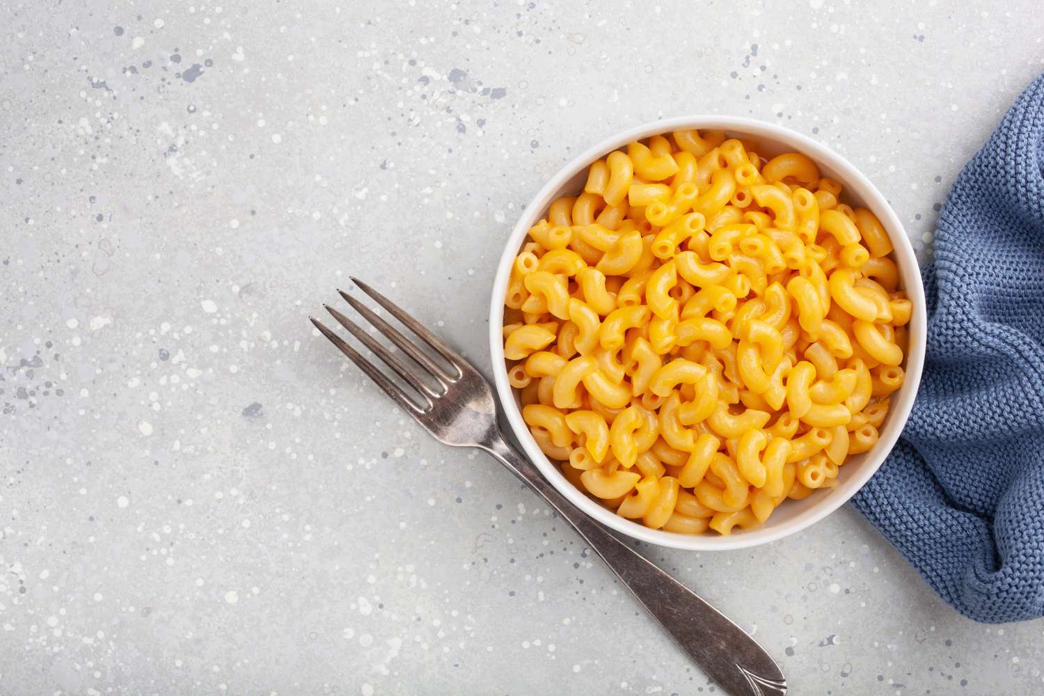 American creamy macaroni and cheese pasta