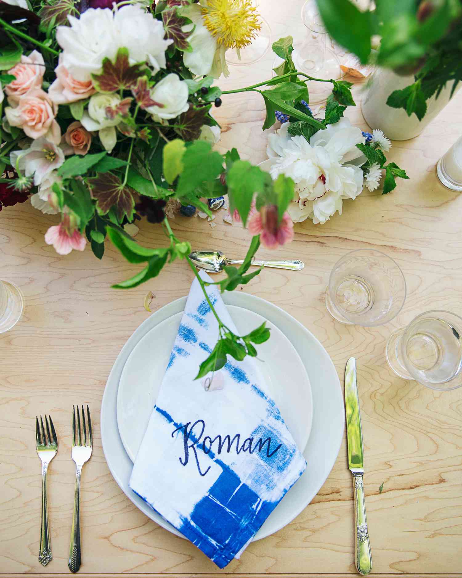 rosie-ambi-wedding-placesetting-4626-s112501-0116.jpg