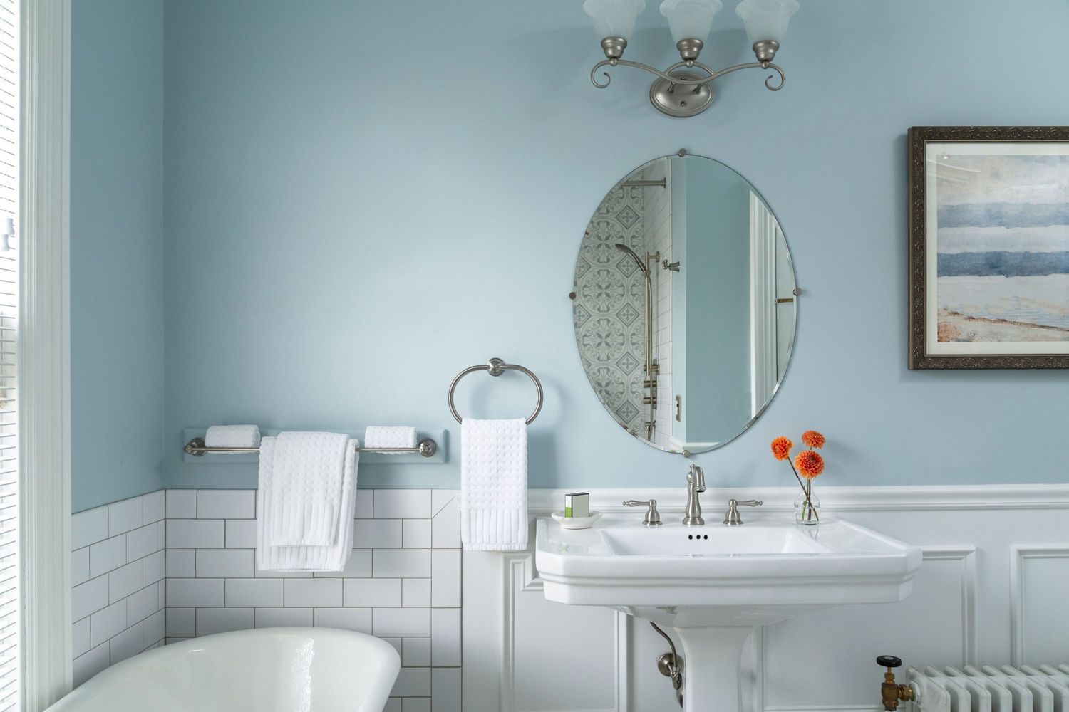 these-7-paint-colors-can-make-small-bathrooms-feel-bigger-4-1122