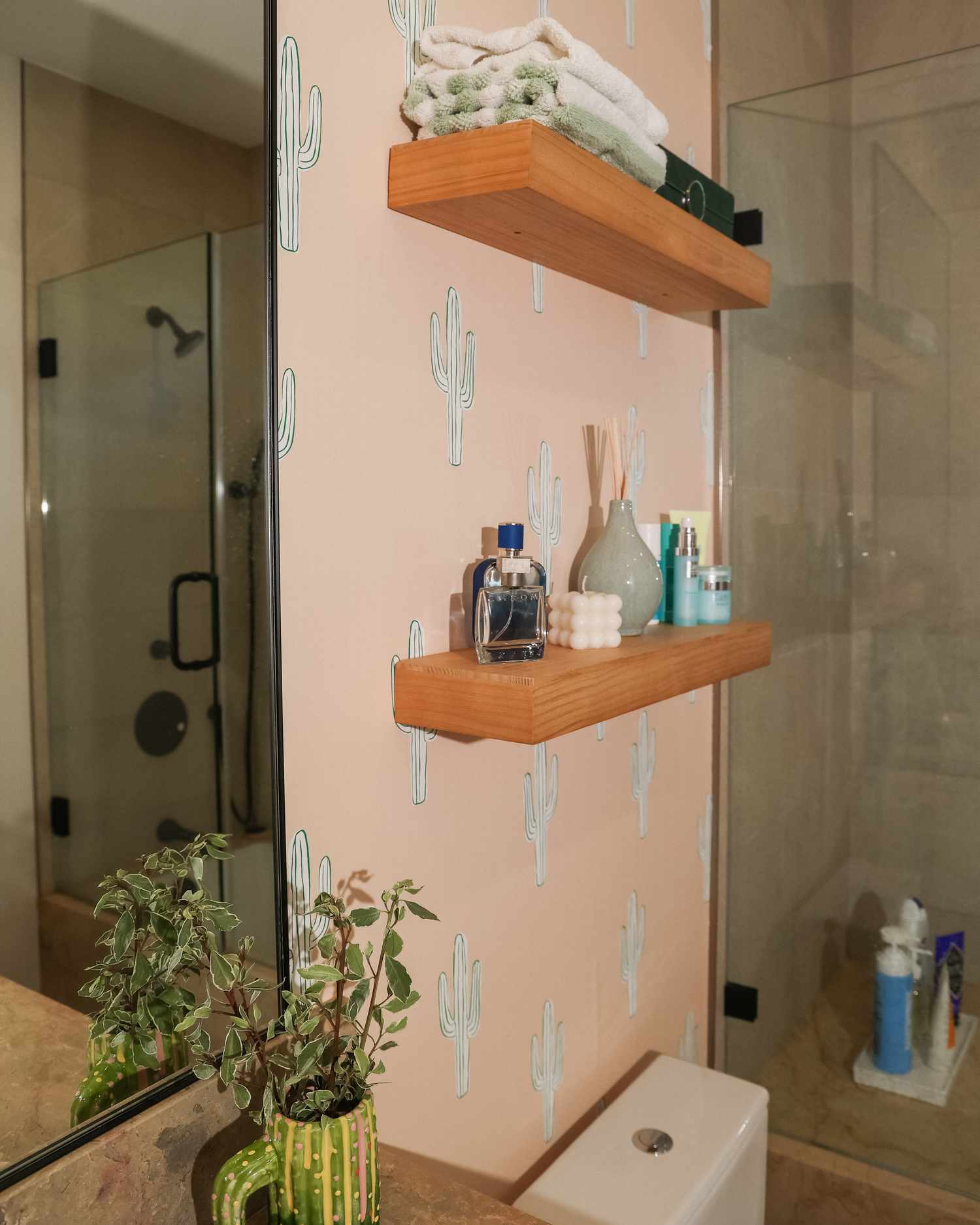 Cactus wallpaper in a bathroom