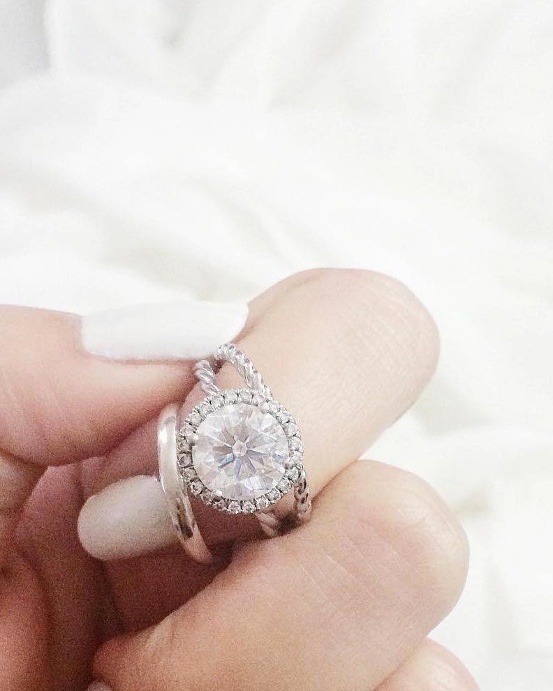 engagement-ring-selfies-white-sheets-0216.jpg