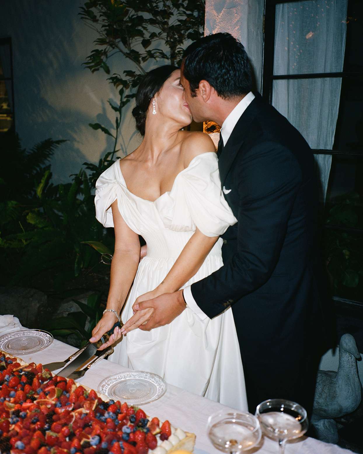 pia davide wedding cake cutting kiss