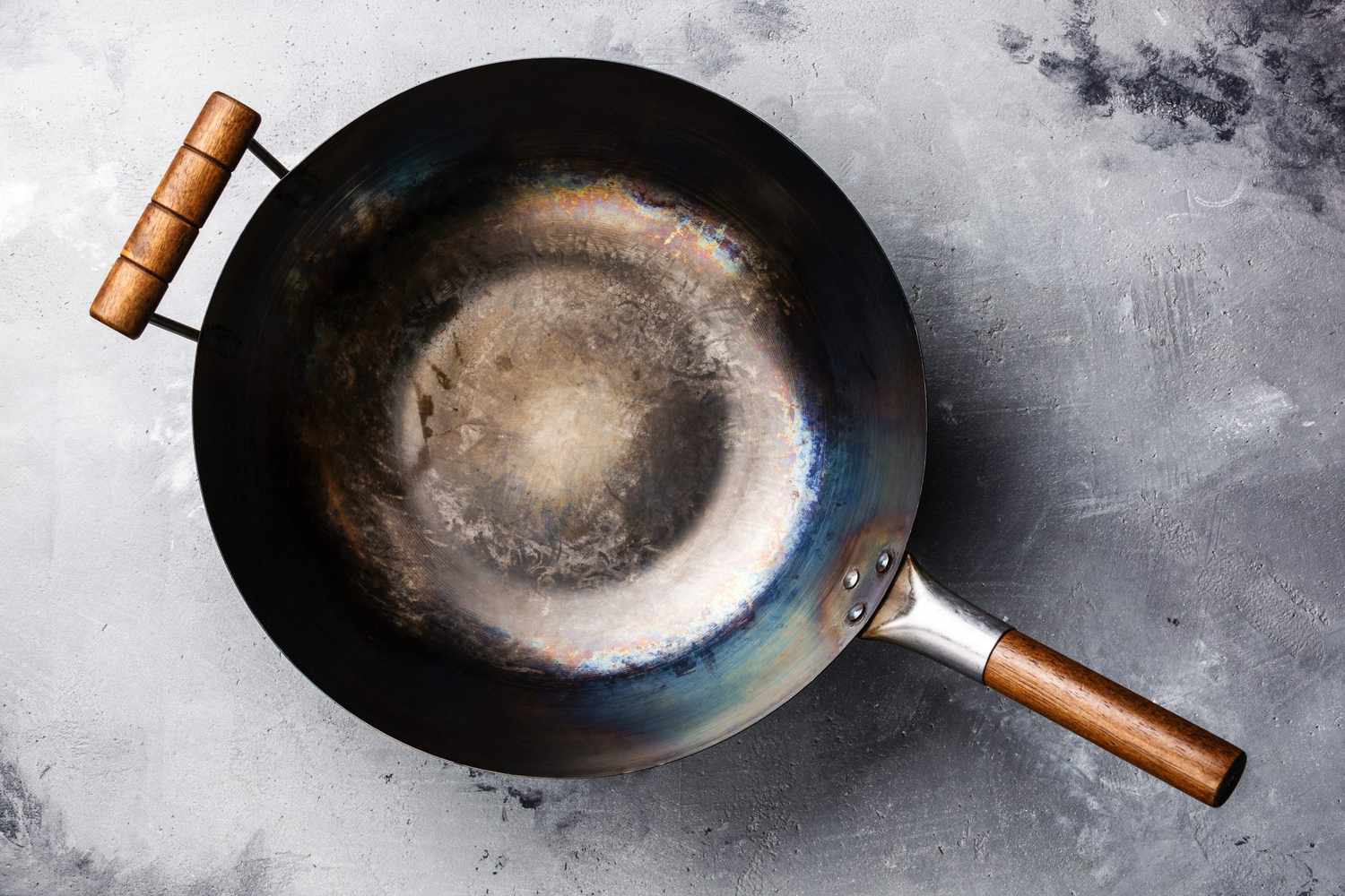 Wok pan with wooden handle