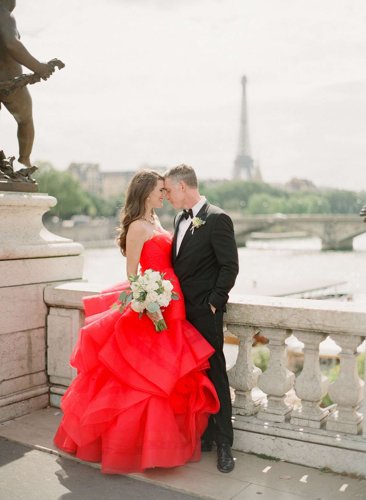 paris wedding couple