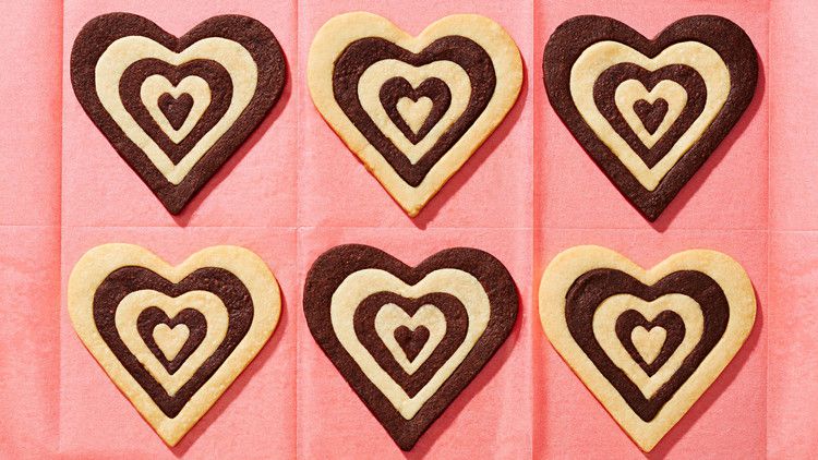 sweetie-dark-and-white-chocolate-shortbread-hearts-102835194.jpg