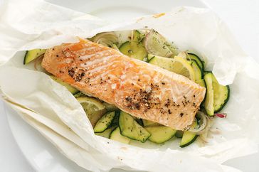 Salmon and cucumber cooked food en papillote