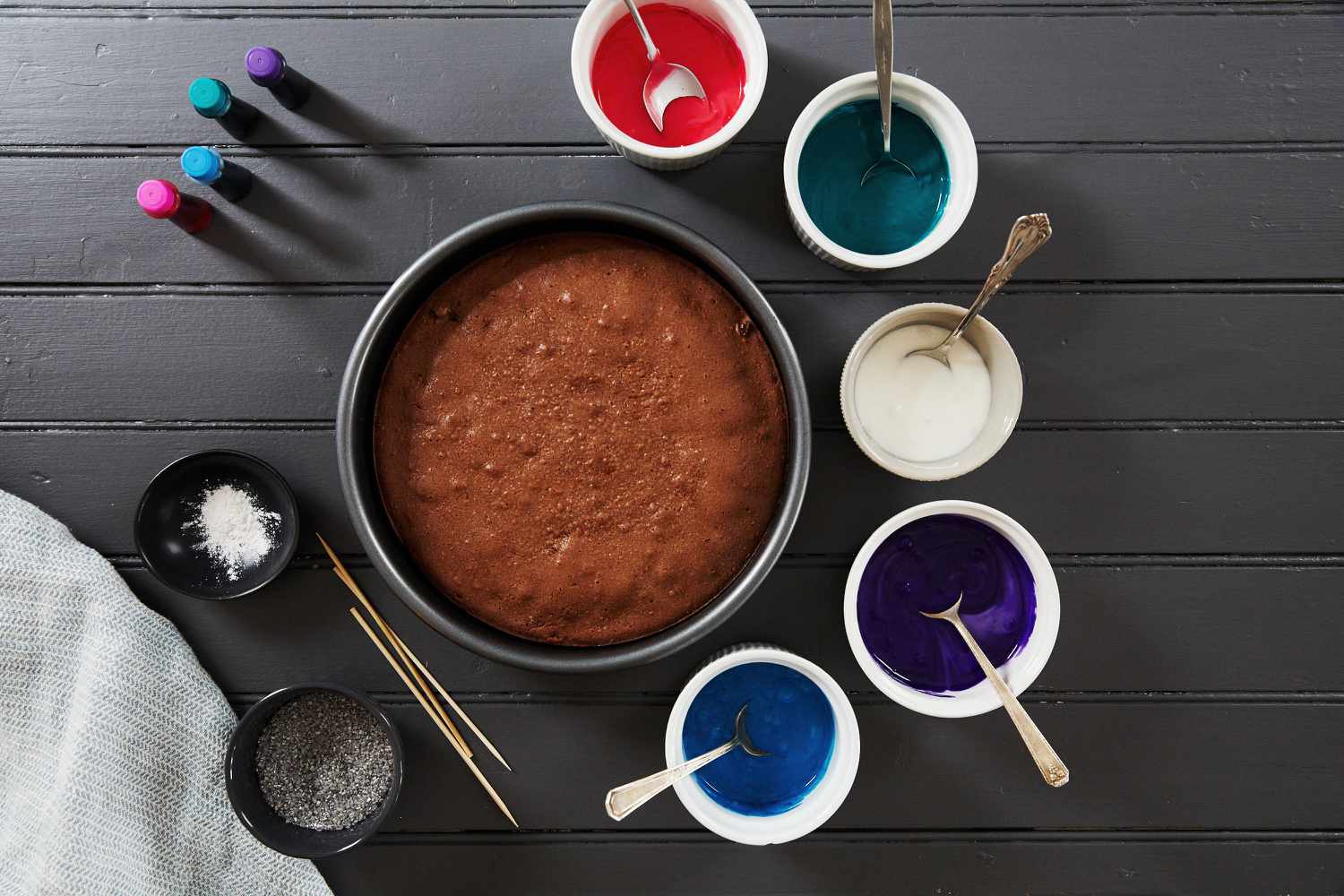 galaxy cake how-to with colored icing bowls
