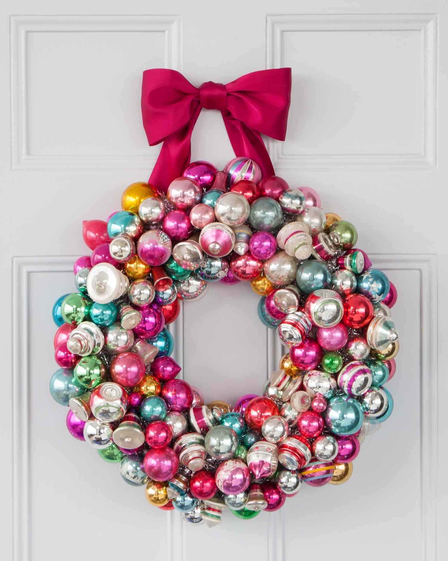 vintage-ornaments-wreath-ribbon-d110740-0598.jpg