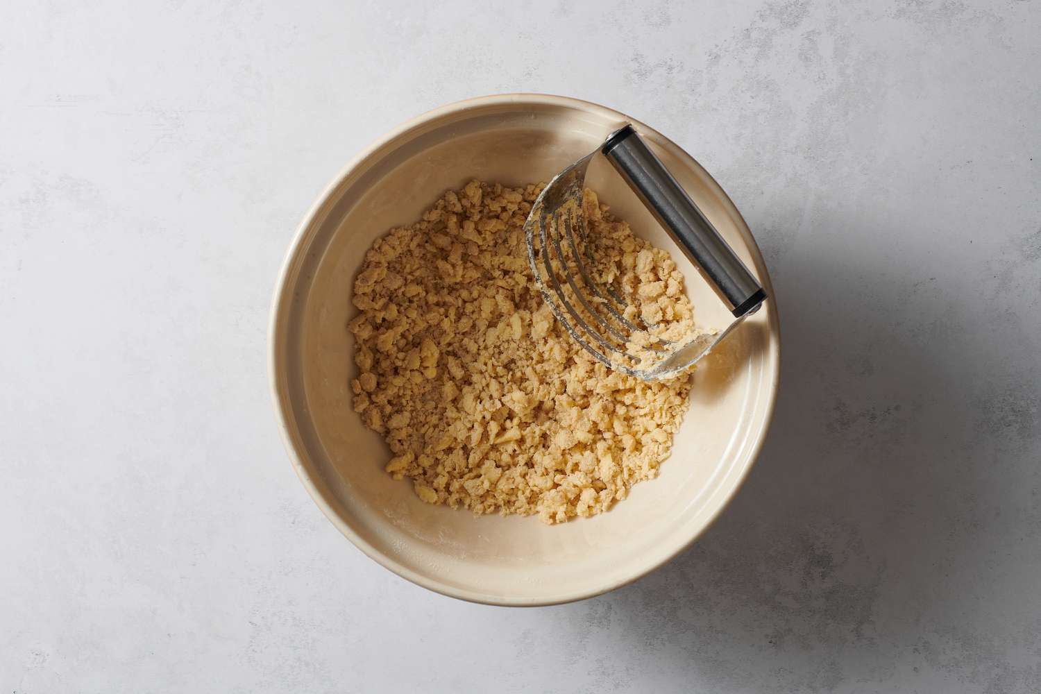 using pastry cutter to make apple crisp topping