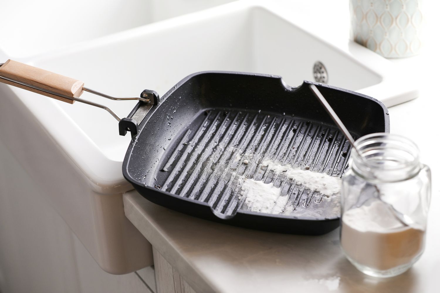 Cleaning pan with baking soda