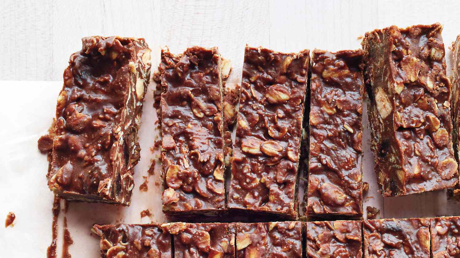 no-bake chocolate-almond oat bars