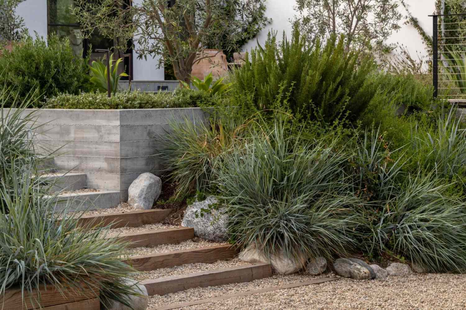 Concrete retaining wall