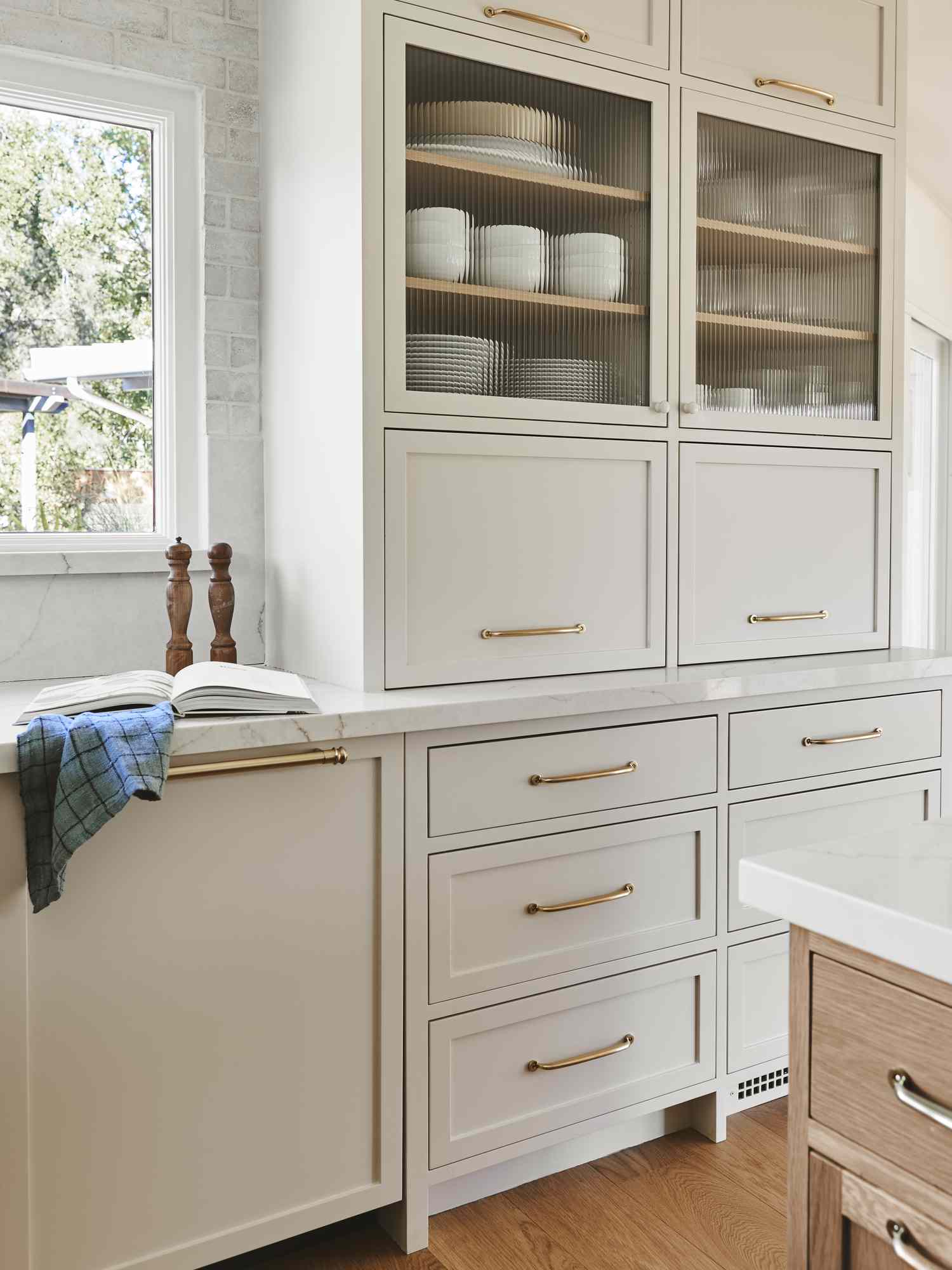 White kitchen with gold hardware