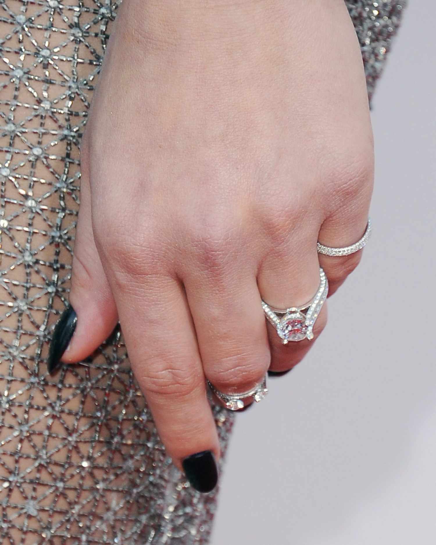 celebrity-engagement-rings-hannah-davis-1215.jpg