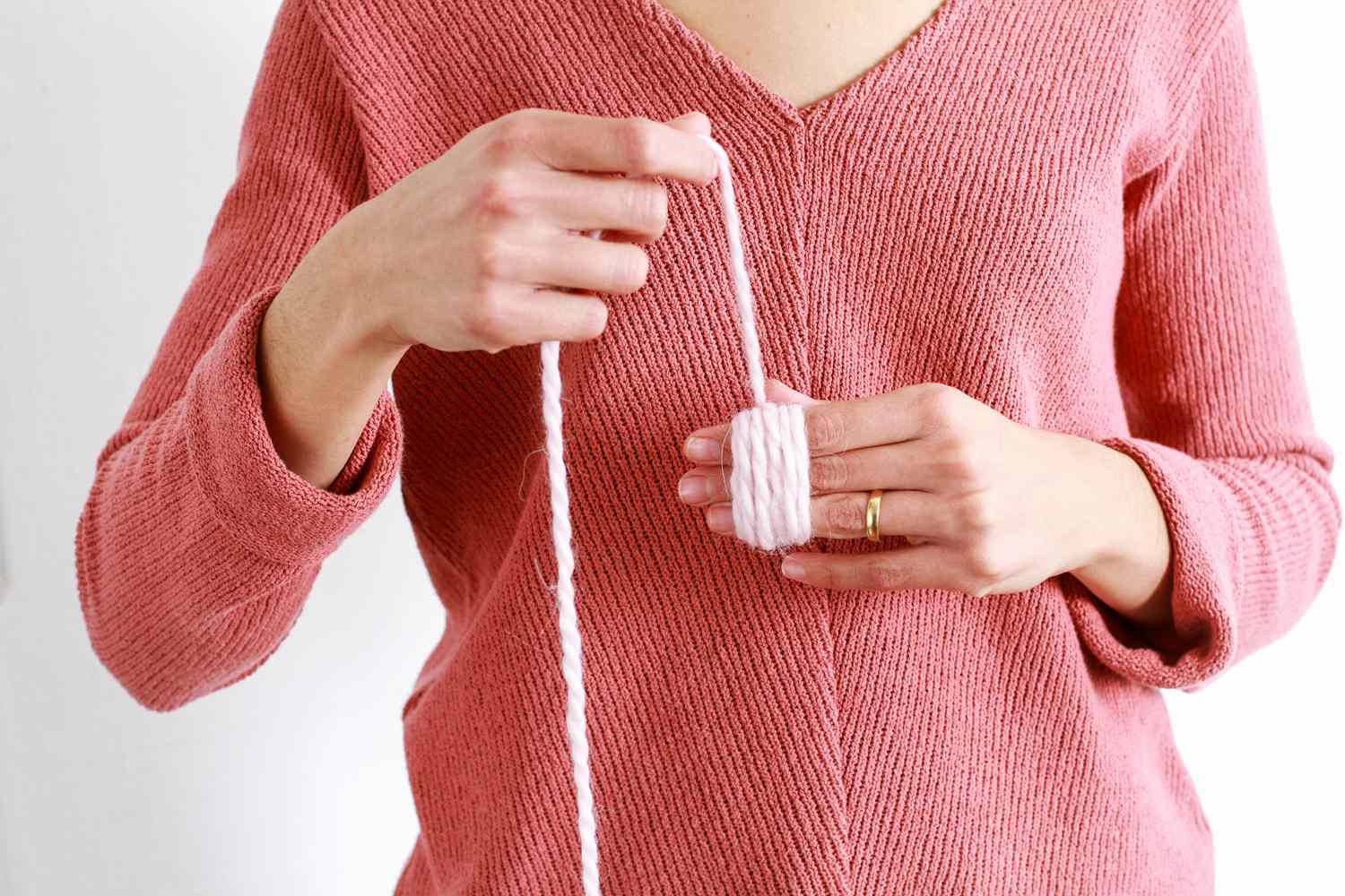 winding yarn around three fingers