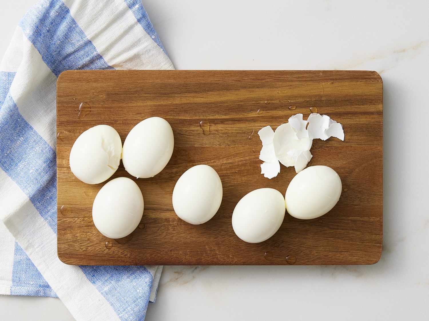 Peeling hard boiled eggs