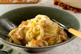 chicken-fettucini-alfredo-mhlb2027.jpg