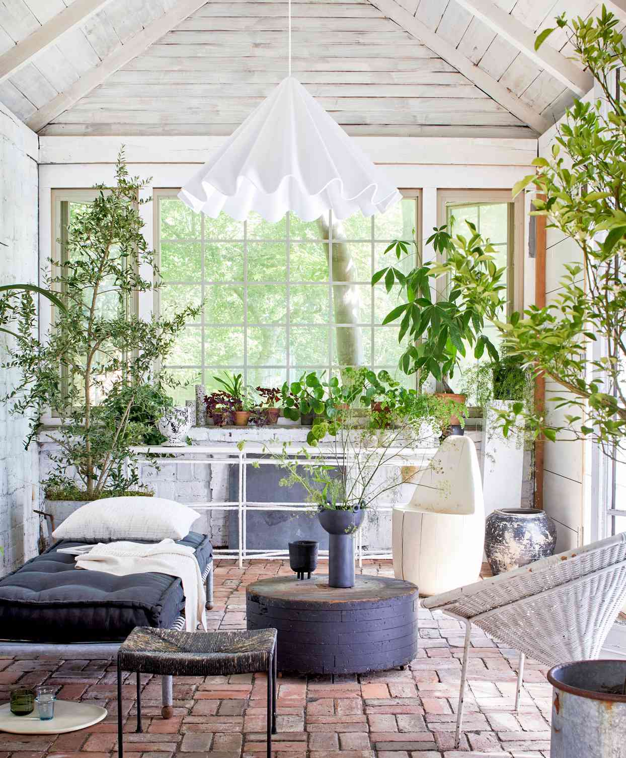 orangery with daybed and plants