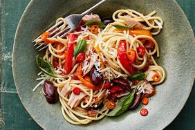 spaghetti peperonata with tuna and olives