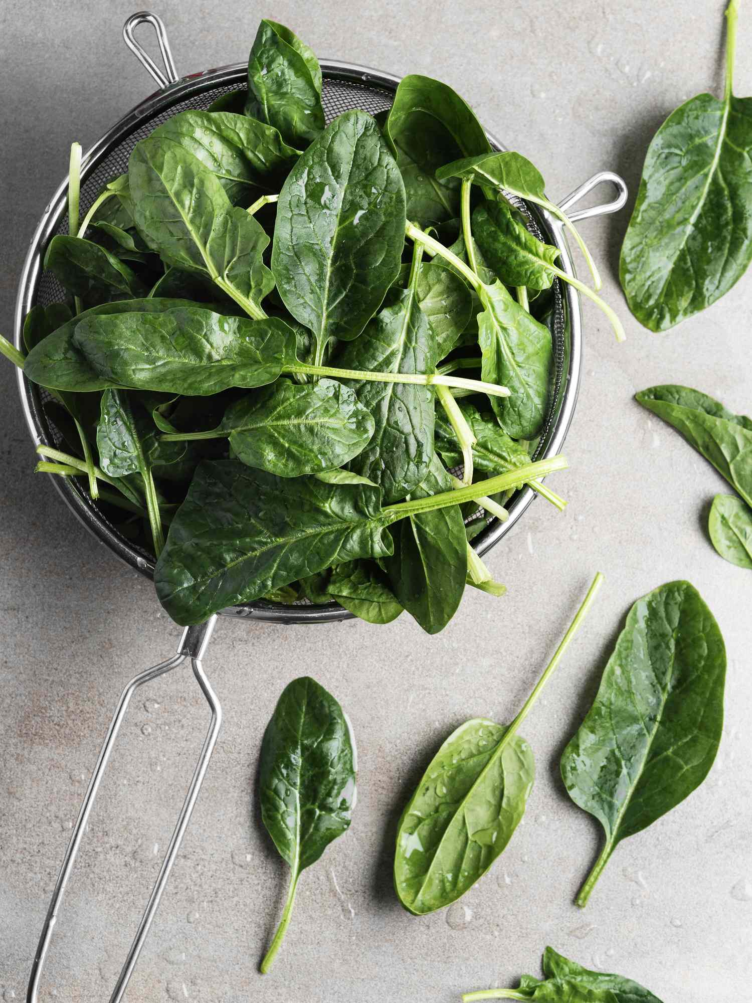 spinach leaves in a mesh siev