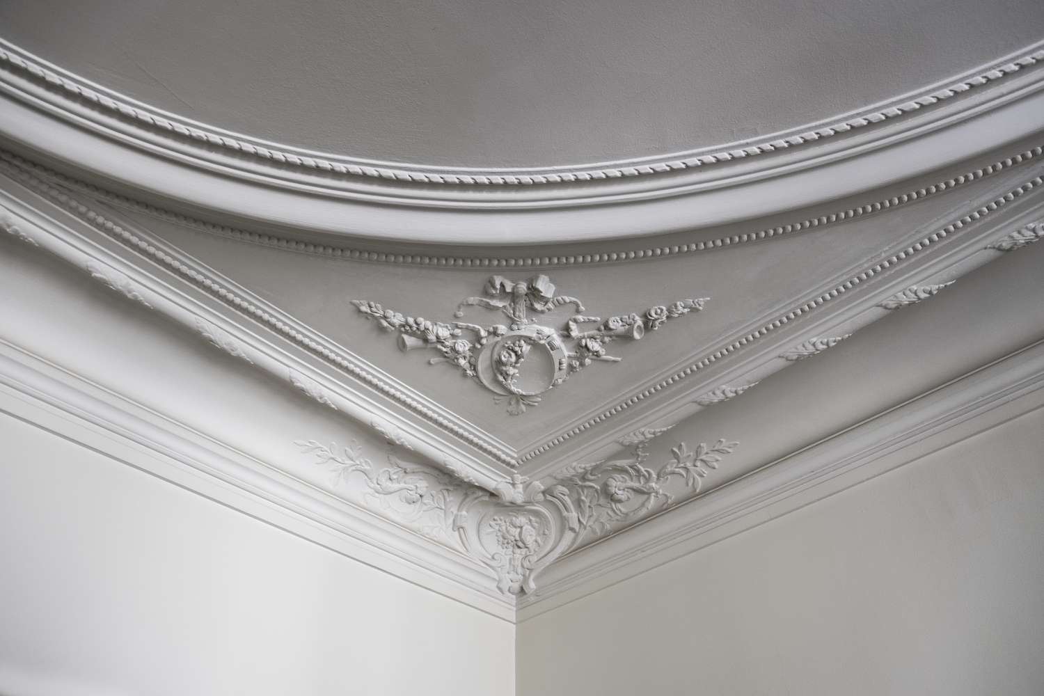 decorative plaster molding in paris apartment