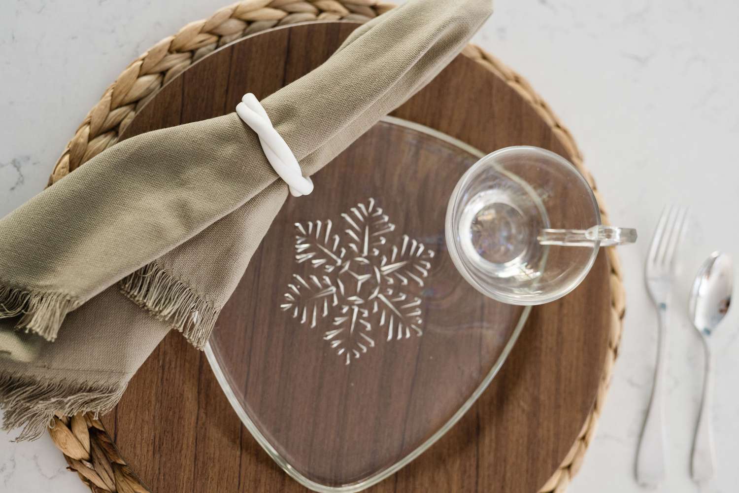 minimalist christmas table decor