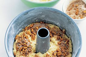 cinnamon-walnut-topping-0305-mea101198.jpg