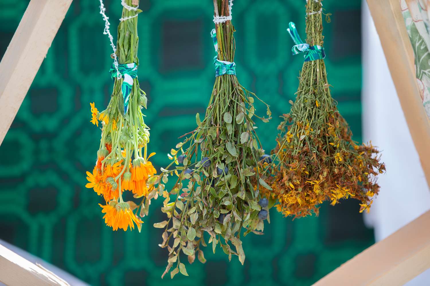 Preparation of medicinal plants for the preparation of healing teas.