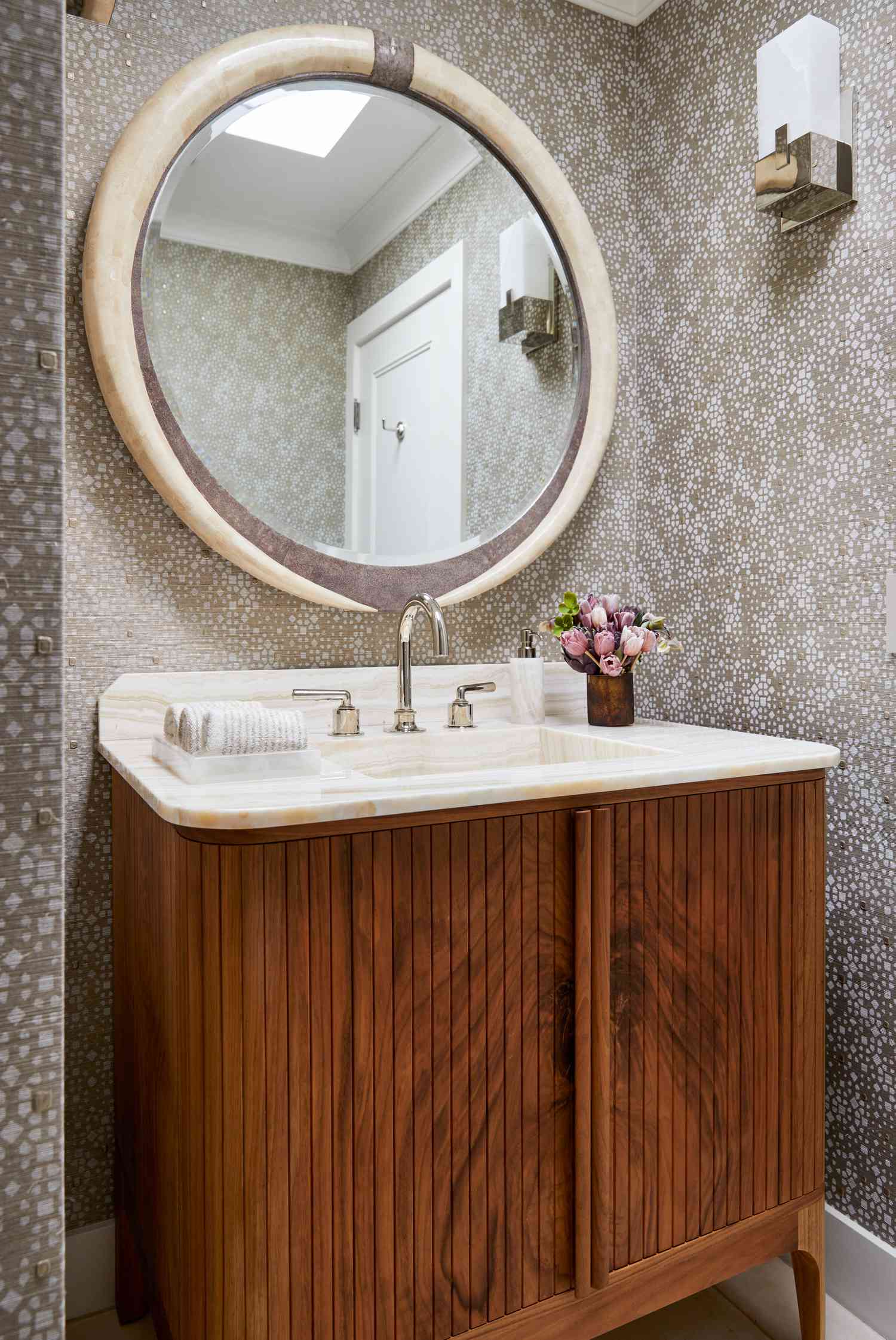 bathroom with horn mirror