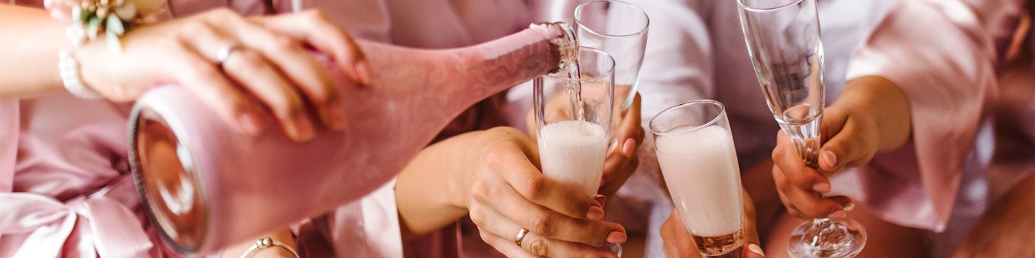 decorvow Weddings: The Wedding Party - pouring champagne