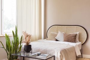 Nix clutter in modern bedroom